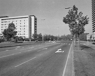 855258 Gezicht over de Beneluxlaan te Utrecht ter hoogte van ziekenhuis Oudenrijn (rechts), met op de achtergrond de ...